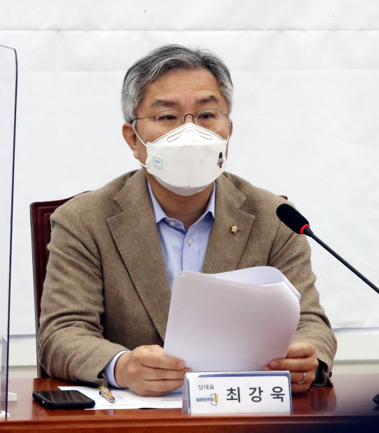 열린민주당 최강욱 대표가 지난달 15일 오전 국회에서 열린 최고위원회의에서 발언하고 있다. 연합뉴스